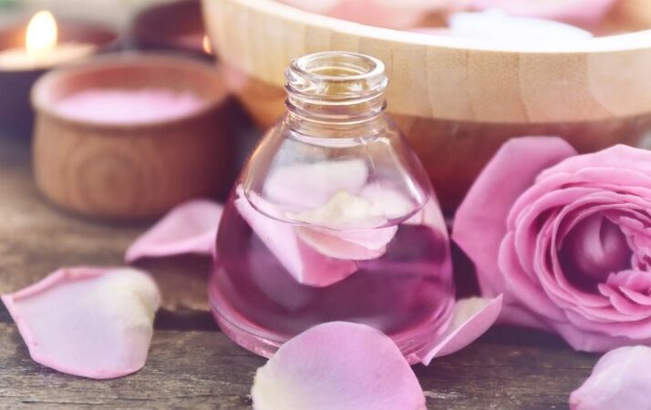 バラの花びらからのローション